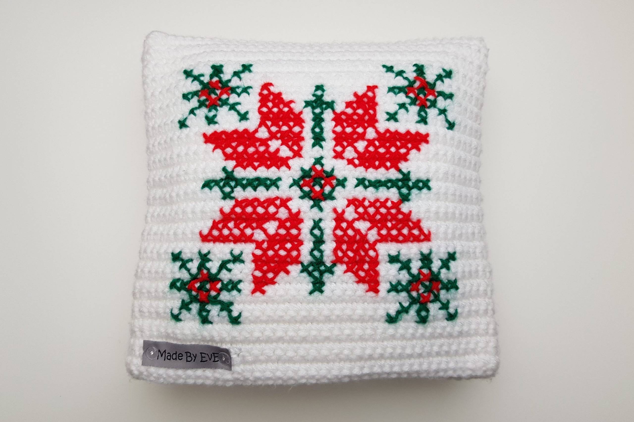 Kissenbezug-Weihnachten-XS-gehäkelt-weiß-rot-gras-grün-Stern-Hirsch-bestickt-MadeByEvE