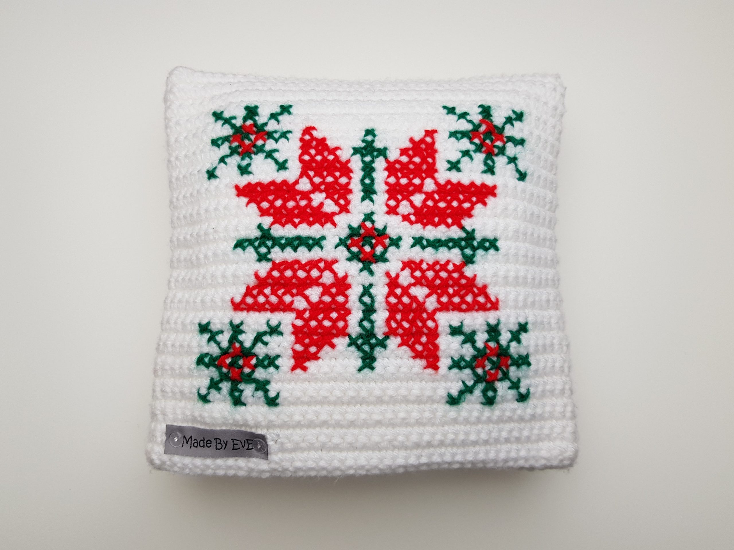 Kissenbezug-Weihnachten-XS-gehäkelt-weiß-rot-gras-grün-Stern-Hirsch-bestickt-MadeByEvE