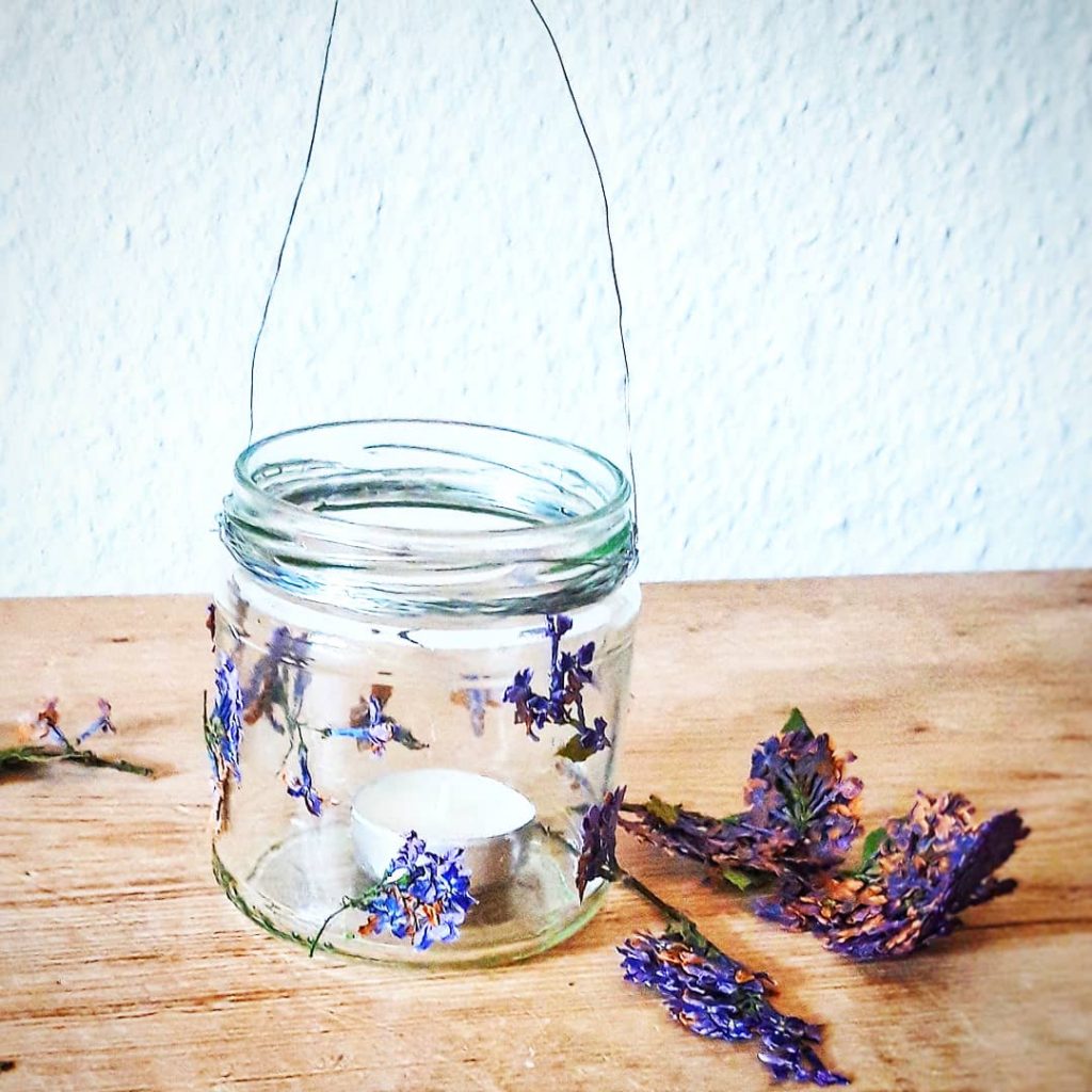 Blüten-Glasupcyling-Bastelideen-Trockenblumen